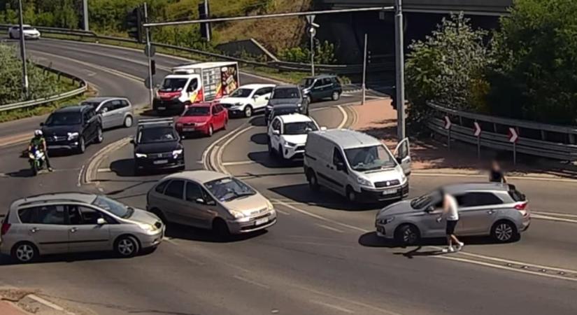 Feladta a leckét egy autósnak a budakalászi turbókörforgalom