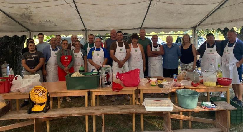 Rotyogott a halászlé a Csegei Rév Napon