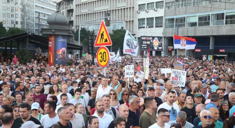 Tízezrek tüntettek Szerbiában a lítiumbányászat ellen