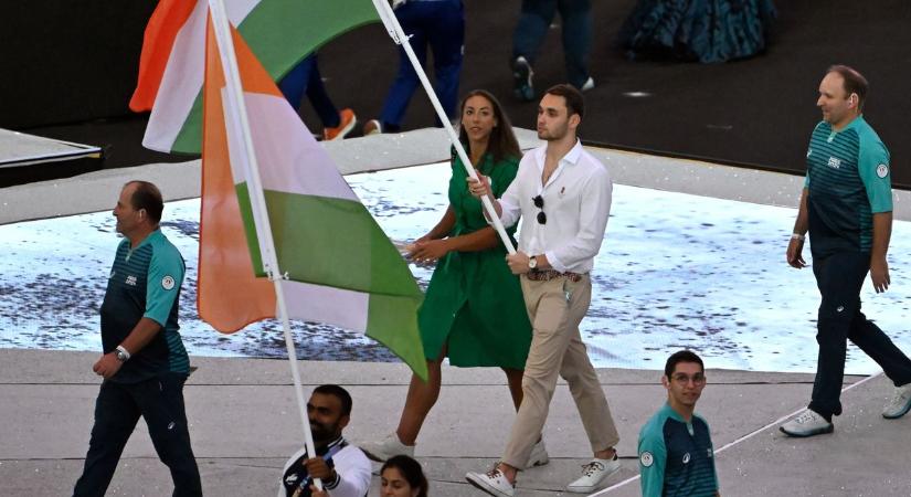 Így vonultak be a magyar zászlóvivők és sportolók a Stade de France-ba