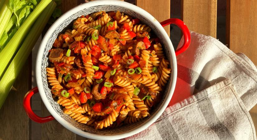 Vegán jambalaya tésztával és gabonakolbásszal