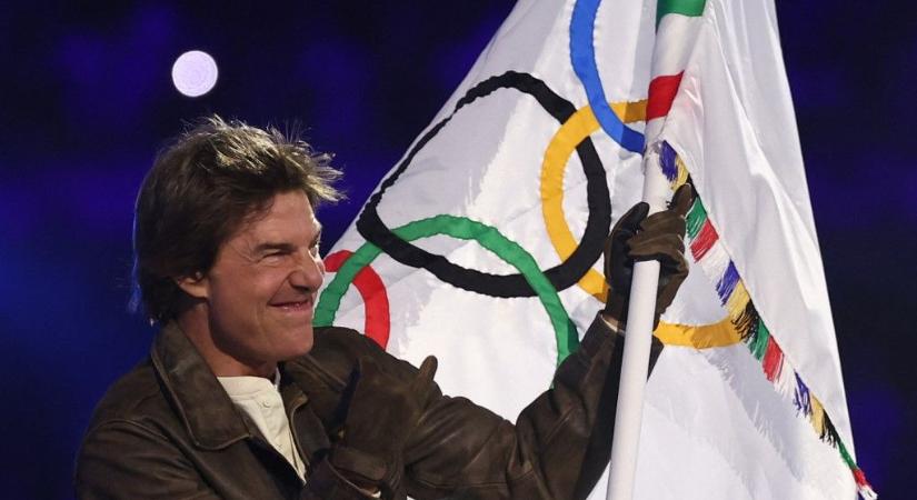 Motoron száguldva szállította az olimpiai zászlót Tom Cruise  videó