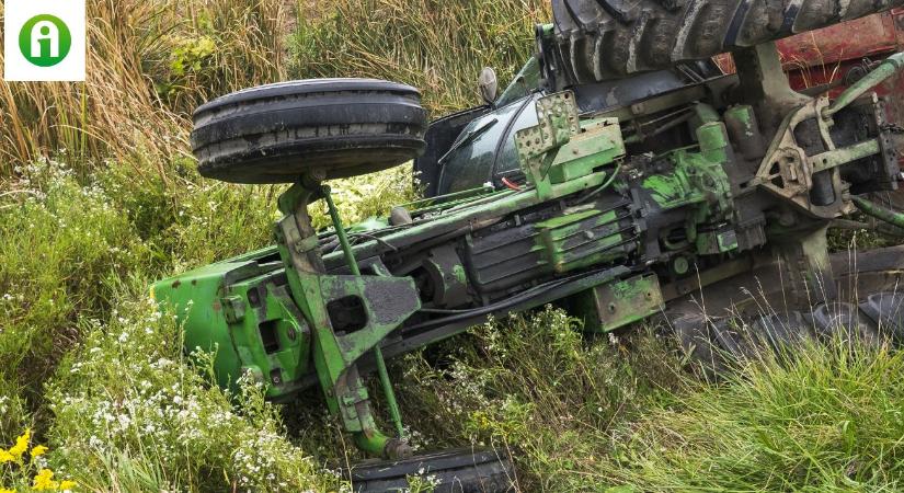 Oldalára borult egy traktor, egy oszlopot is kidöntött