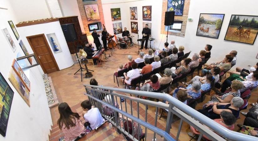 Velencei-tavi Galéria: magyar slágerek után jazz és latin