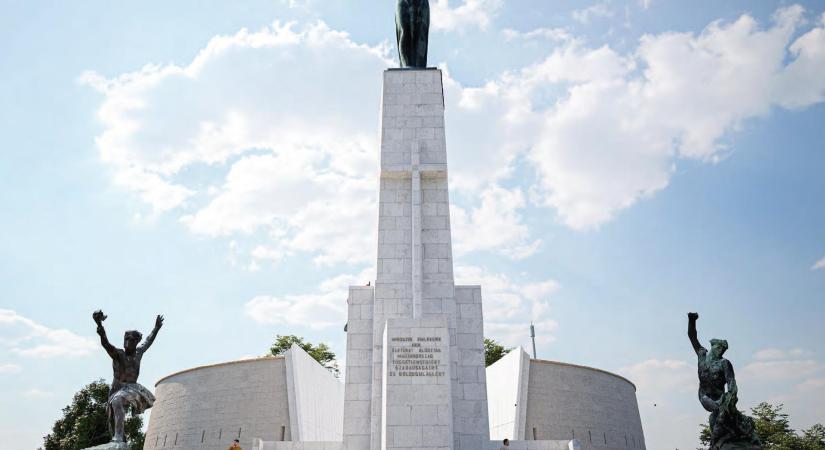 Keresztet tesznek a Szabadság-szoborra