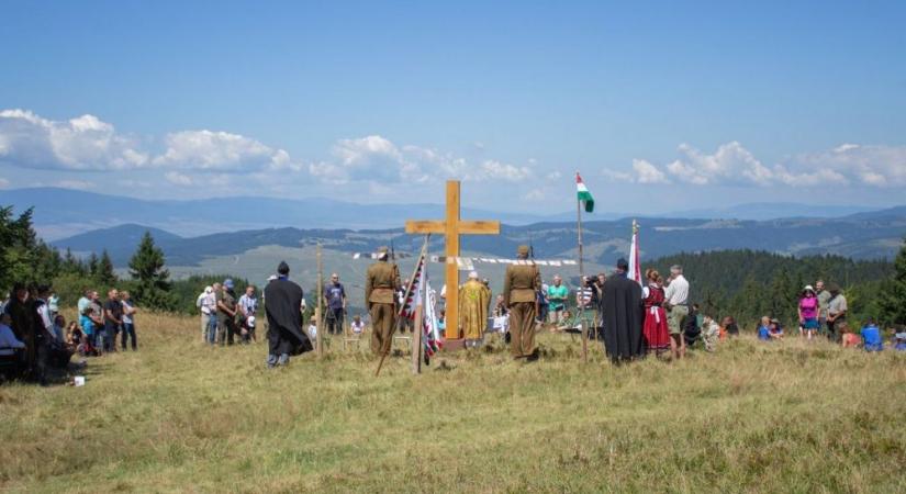 Magyar hősöknek állítottak emlékkeresztet a Csíki-havasokban, az 1299 méteres Óriás-tetőn