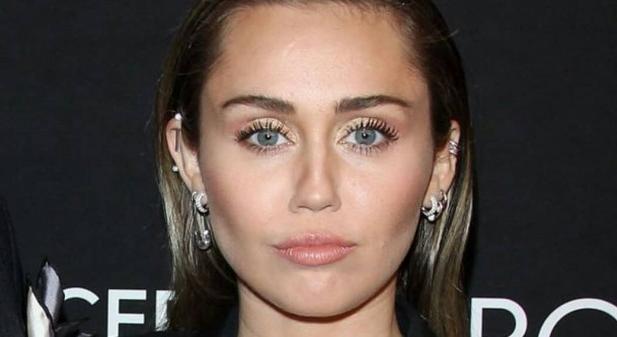 Miley Cyrus megkapta a legfiatalabb Disney-legenda címet - könnyekig meghatódott