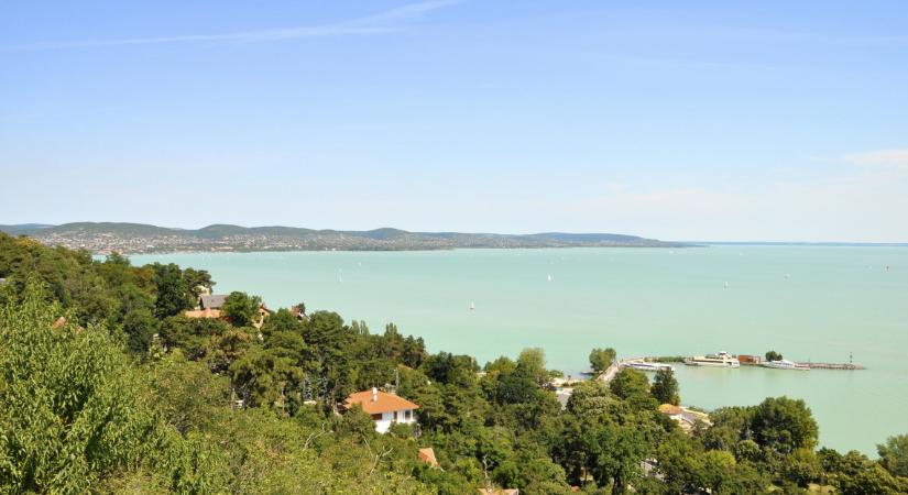 Lassan, de biztosan körbeépül a Balaton: a helyiek már hozzá sem férhetnek a vízhez?