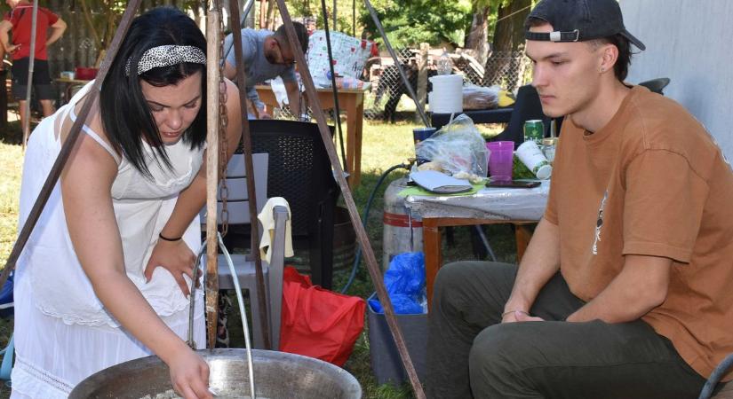 Népi ételek főzőversenye, dinnyeevő és sörivó verseny is színesíti a jásziványi falunapot