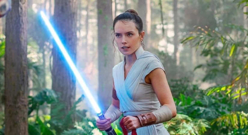 Szomorú bejelentést tett Daisy Ridley: súlyos betegséggel küzd a Star Wars filmek női sztárja