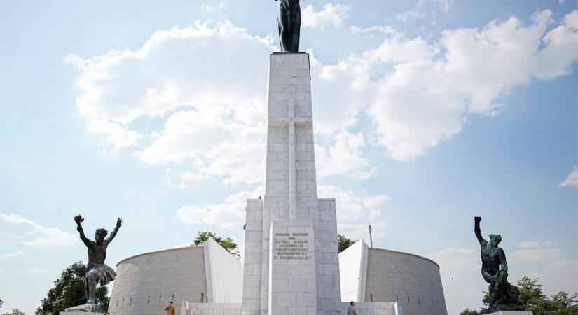 Kereszt kerül a citadellai Szabadság-szoborra