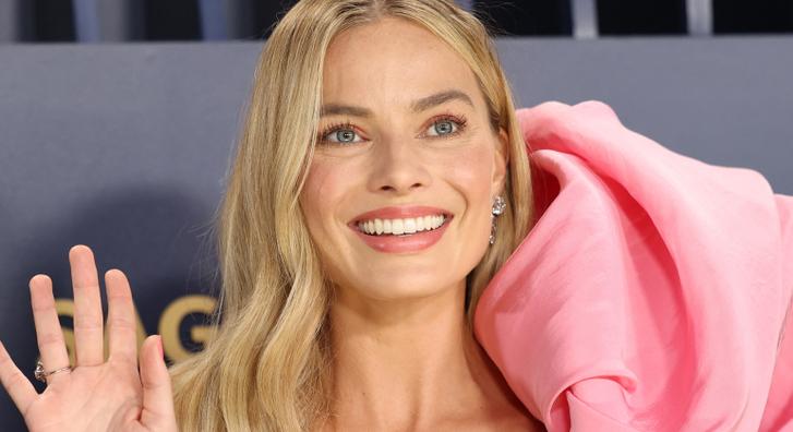 Imádja a net népe a várandós Margot Robbie-t és férjét, akiknek nem ciki vonatra ülni az átlagemberekkel