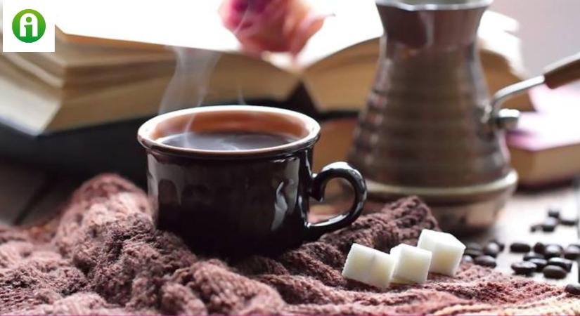 Tényleg egészségesebb a koffeinmentes kávé, mint a koffeines?