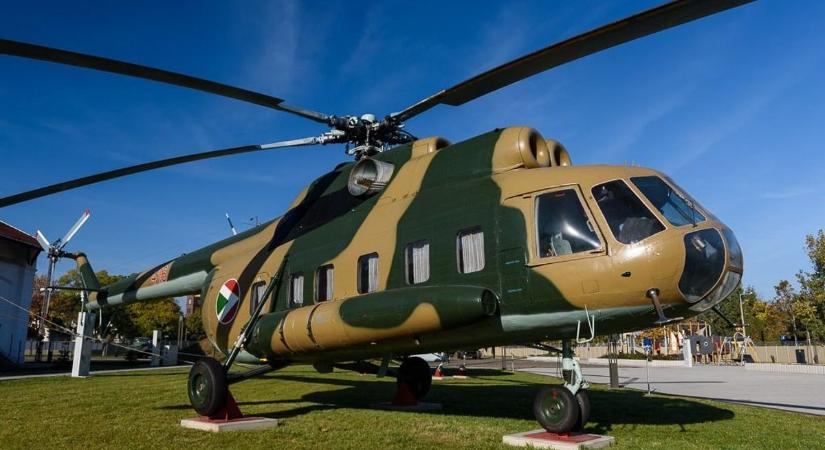 A szolnoki RepTárban állították ki a pápai delegációt szállító egyik helikoptert