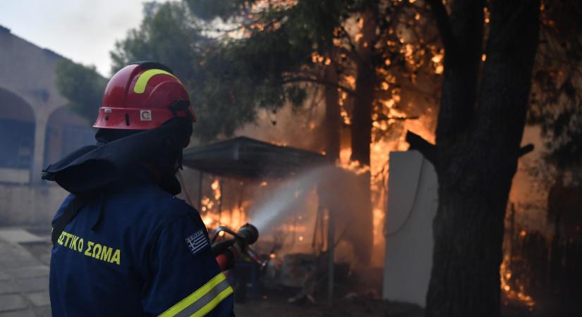 Huszonöt méteres lángokkal küszdenek a tűzoltók Athén közelében