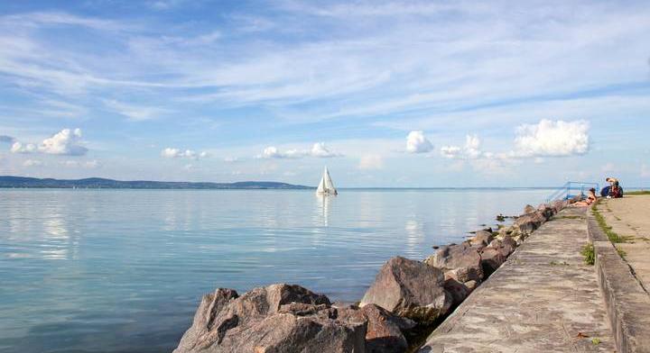 Nagyon rossz hírek érkeztek vizeinkről: a Balaton és a Velencei-tó is érintett