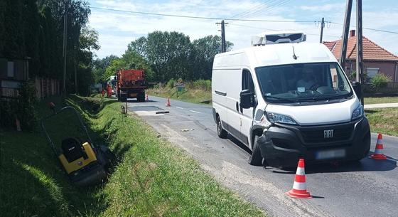 Centiken múlt az aszfaltozó munkások élete, amikor közéjük hajtott egy kisteherautó – fotók