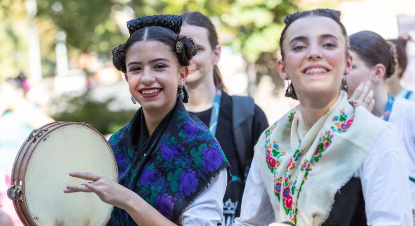 Szlovák és spanyol együttesek hívták táncba a járókelőket a belvárosban (galéria)