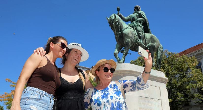 Hatvannyolc éve avatták fel Hunyadi János Széchenyi téri lovasszobrát