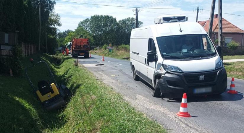 Aszfaltozó munkások közé hajtott egy kisteherautó, másodperceken múlt az életük