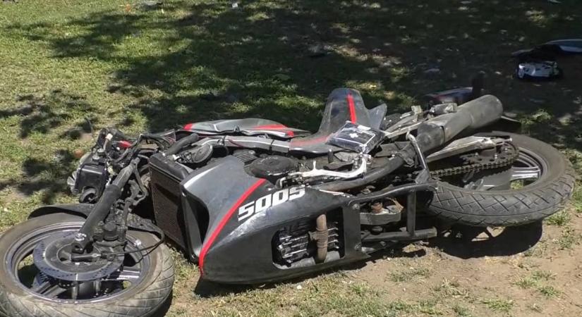 Parkoló autóba csapódott a motoros Gyulán: esélye sem volt a túlélésre