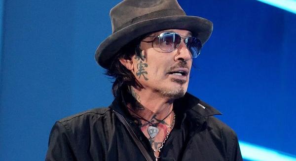 Tommy Lee: "azért fizettek, hogy idősebb hölgyeket szórakoztassak"