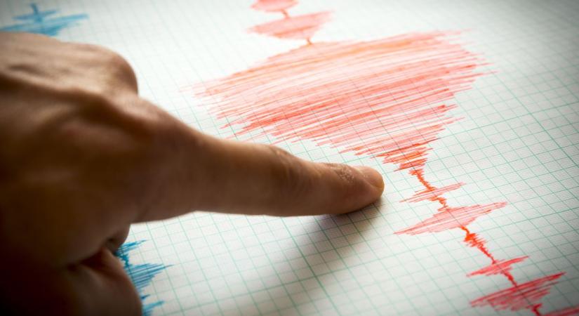 Recsegtek a bútorok, kilengett a csillár: földrengés volt Magyarországon