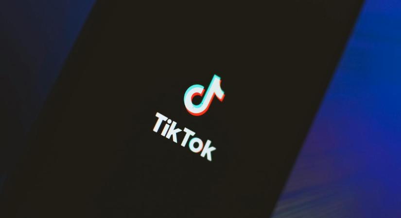 Na végre: régóta várt funkciót vezet be a TikTok