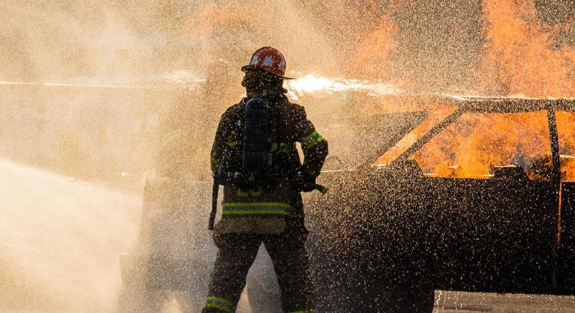 Kigyulladt egy kisteherautó Szedres közelében