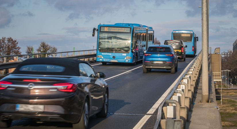 Késsel hadonászott a csömöri buszon egy drogosnak tűnő férfi, az utasok menekültek a járműről