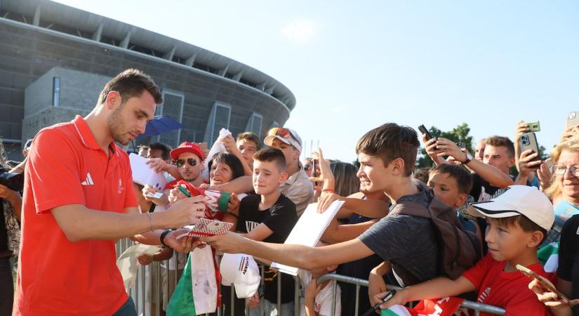 Mosolyok és nagy ölelések: így fogadták az olimpikonokat a szurkolók  videó