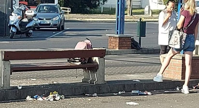 Úszik a szemétben az Újgyőri főtér - fotóval