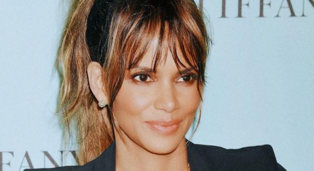 Halle Berry testét áttetsző csipke takarta az új filmje premierjén