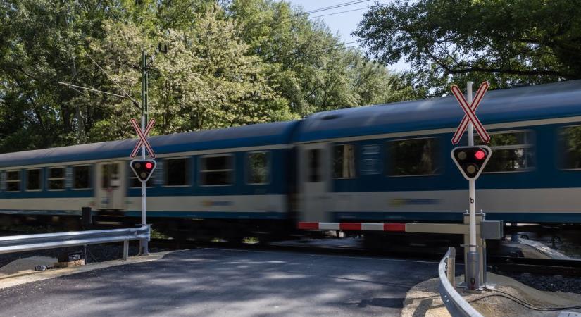 A kislányával hajtott a sínekre az édesapa, még mindig élet és halál között lebeg  videó