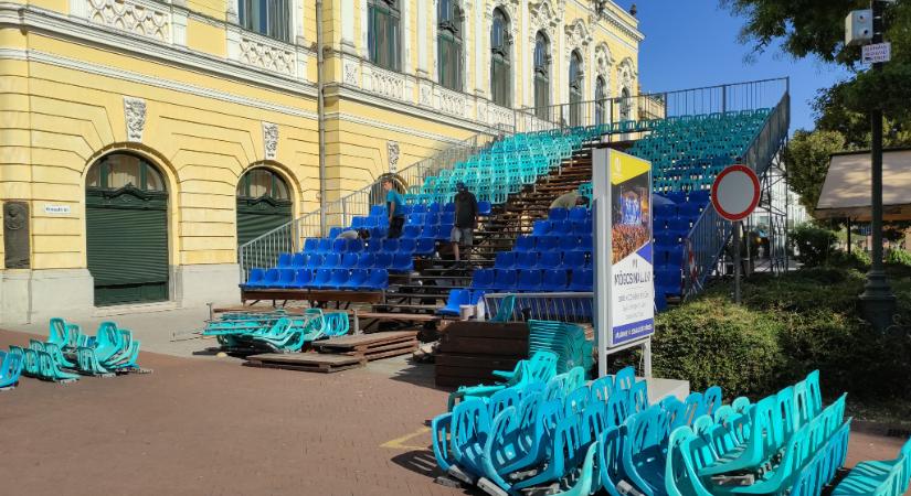 Már megépítették a Kossuth téri lelátót