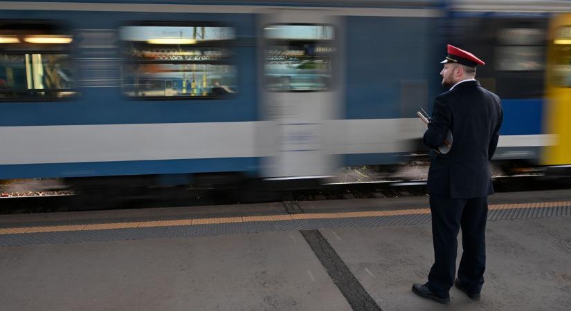 Sokat késnek a vonatok, néhány járat kimarad, több IC kerülő útvonalon jár