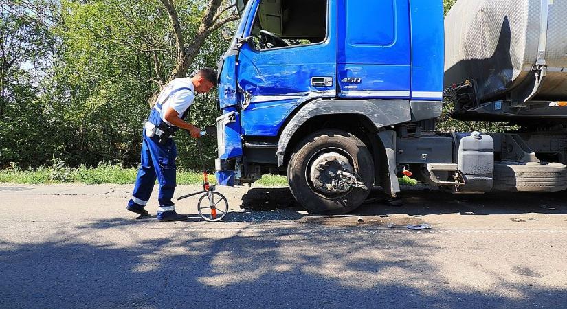 Kamion és kisteherautó ütközött Szentes mellett, mindkét sofőrt kórházba szállították – galériával