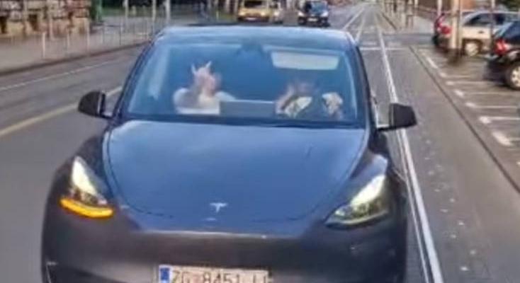 Feltartották a villamost, és még be is mutatott neki a Tesla utasa