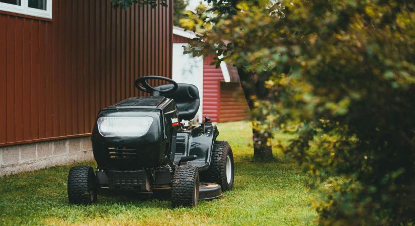 Nem érkezett fűnyíró traktor, és a pénz is eltűnt