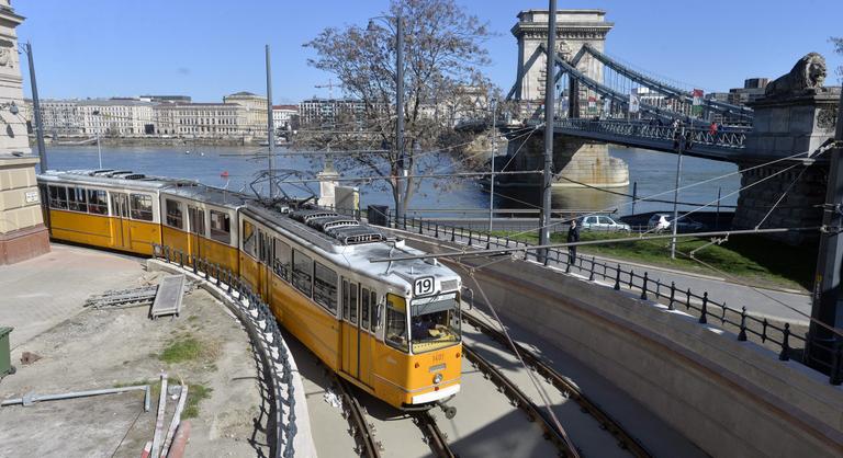 Közlekedési káoszra kell készülni Budapesten, megbénul a főváros az ünnepi hosszú hétvégén