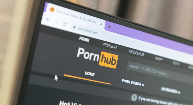A Pornhub letörölte a videóinak nagy részét
