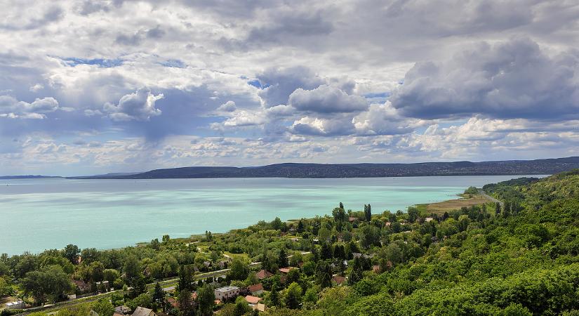 Divatba jött a „leugrunk a Balatonra”