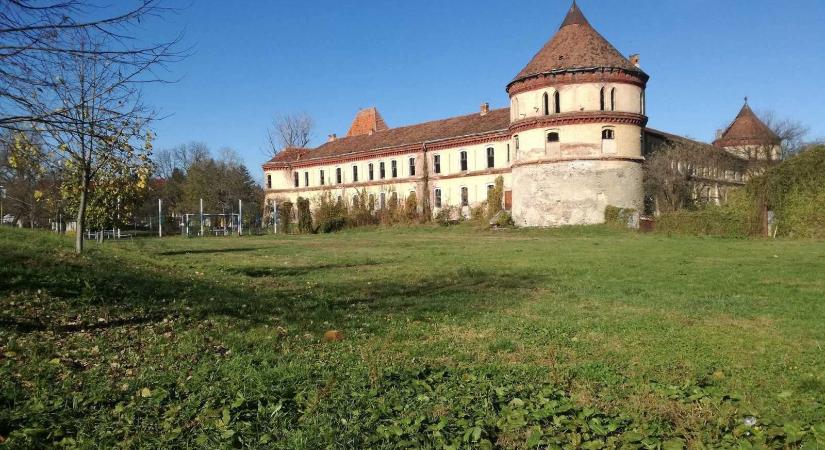 Középkori kőfaragványok kerültek elő a borosjenői várkastély felújítása során