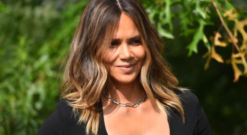 Halle Berry újradefiniálta a pucérruha fogalmát: felperzselte benne a vörös szőnyeget