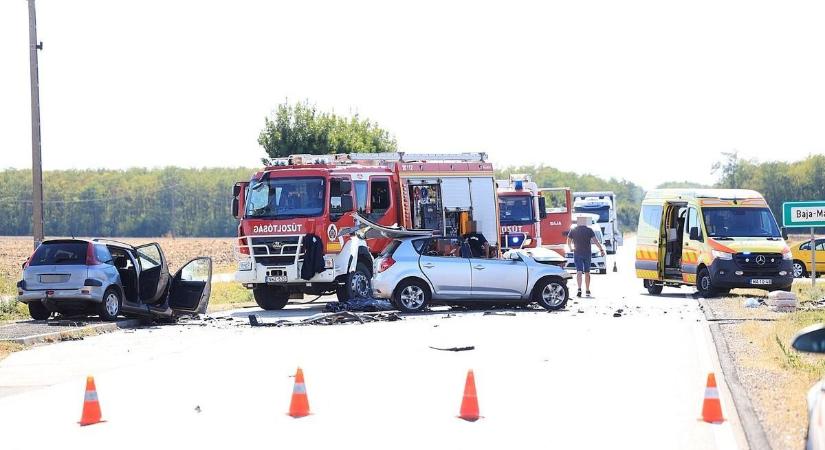 Frontálisan ütközött két autó Bajánál, mindenki meghalt