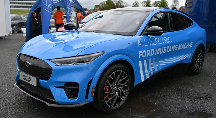 Bekerült a nagy könyvbe: egy Ford Mustang Mach-E Guinness-rekordot döntött