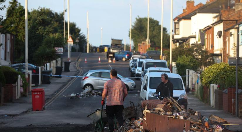 Keményen lecsaptak a brit hatóságok a gyerekgyilkos migránsok ellen tüntetőkre