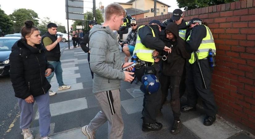 Ezernél is több rendbontót, köztük 11-13 éves gyerekeket is őrizetbe vettek a brit zavargásokban