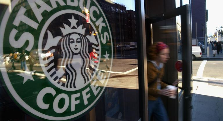 Lemondott a Starbucks vezetője a csökkenő bevételek miatt