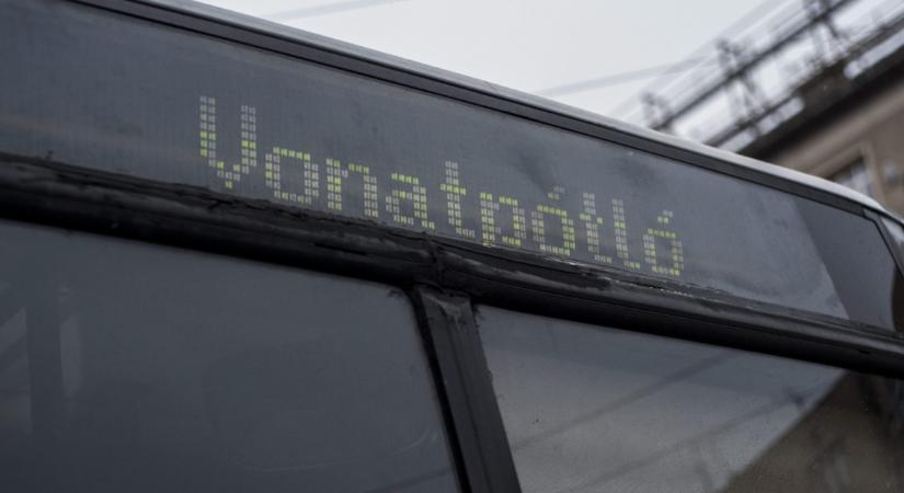 Az utasok tolták be az állomásra a vonatpótló buszt Kecskeméten